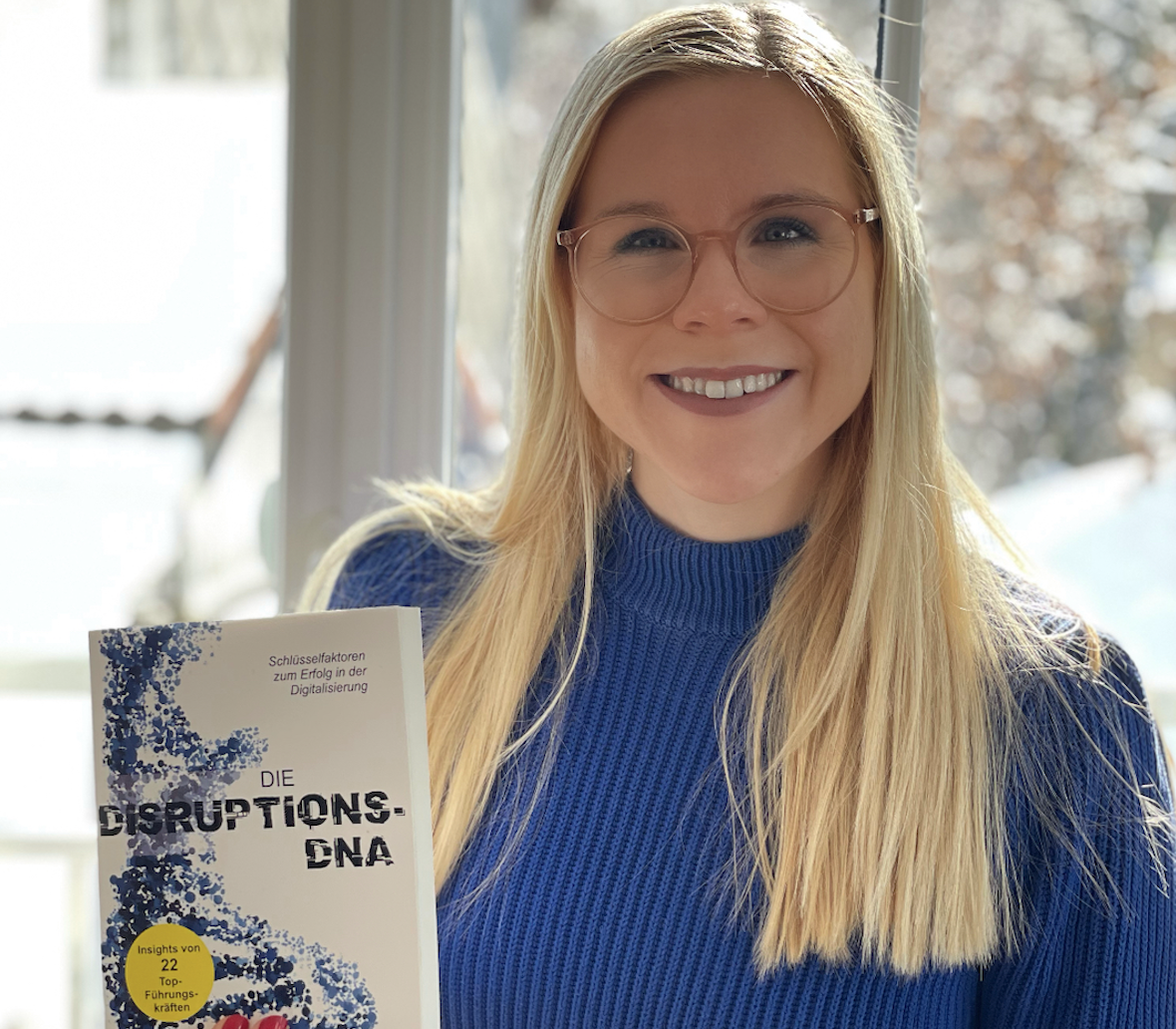 Britta Daffner mit dem Buch "Die Disruptions-DNA"
